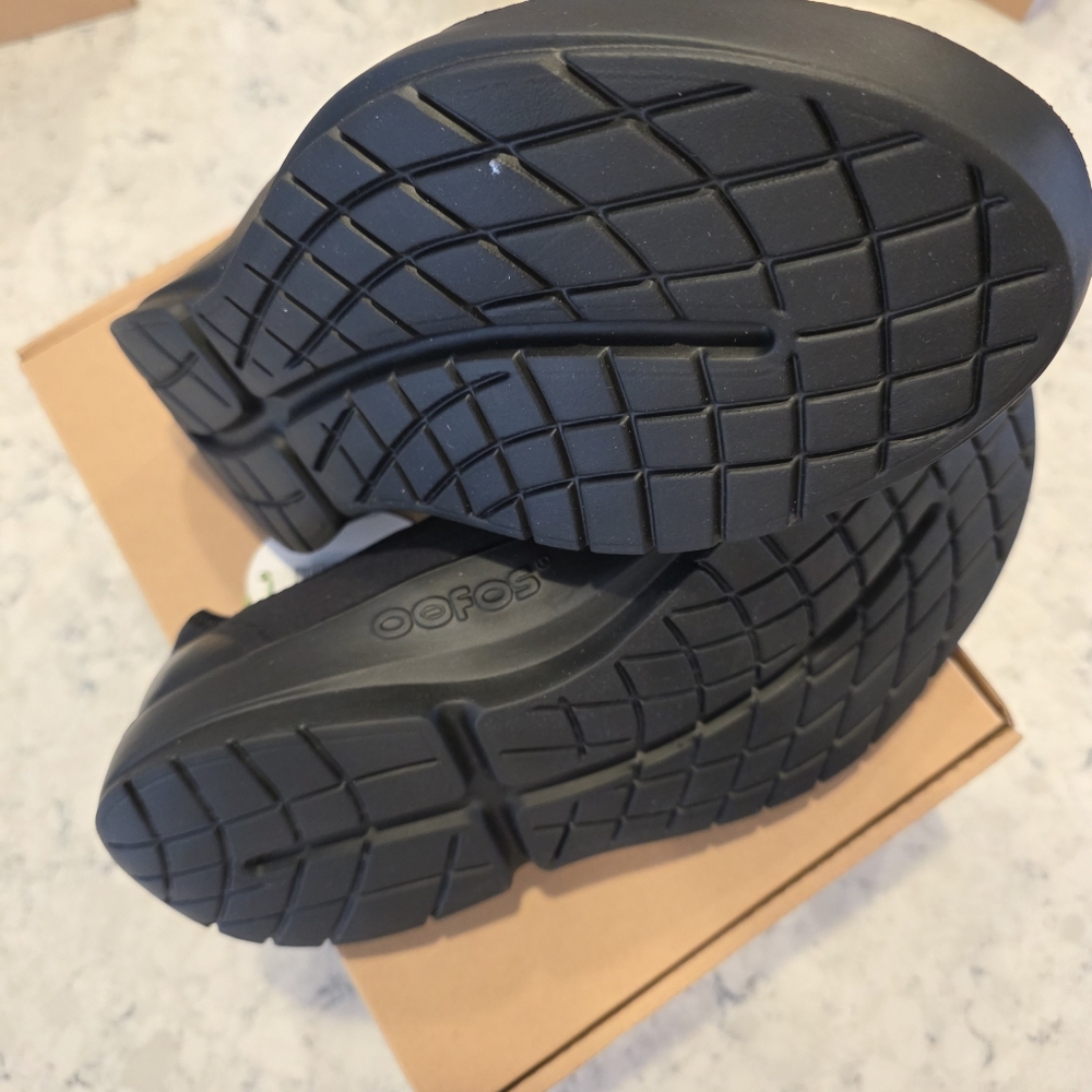 Oofos Men's OOmg eeZee Low Shoe -Recovery Black Size 11 NIB - Picture 6 of 13